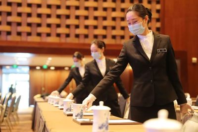 精雕細(xì)琢，盡顯大國(guó)風(fēng)范 探訪國(guó)賓服務(wù)隊(duì)，看會(huì)議服務(wù)如何繪就新時(shí)代“工筆畫”